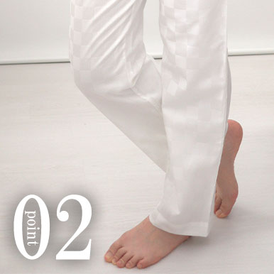 くるぶしが少し隠れる程度のすそ丈