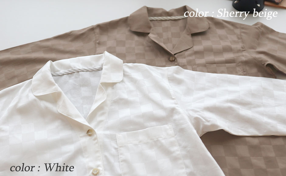 まるでシャツのような細目ステッチ、小さ目ボタン、スワローテール