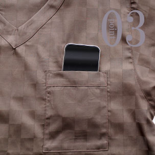 スマホも入る胸ポケットつき