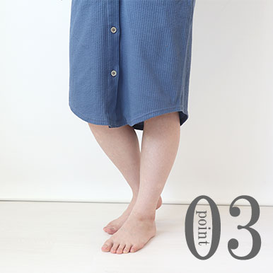 ひざが隠れるすそ丈、シャツのスワローテールを採用