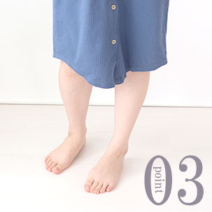 ひざが隠れるすそ丈、シャツのスワローテールを採用