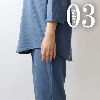 お尻が少し隠れる後ろすそ丈。シャツのスワローテールを採用