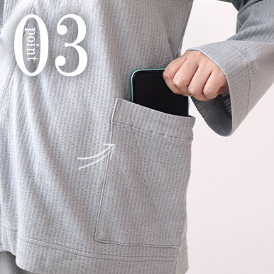 スマホも入るポケットつき