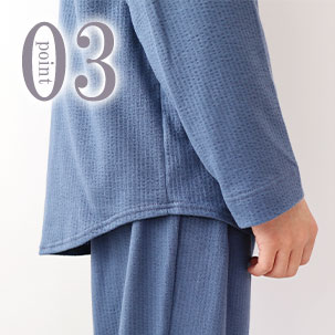 お尻が少し隠れる後ろすそ丈。シャツのスワローテールを採用