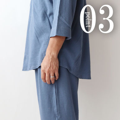 お尻が少し隠れる後ろすそ丈。シャツのスワローテールを採用