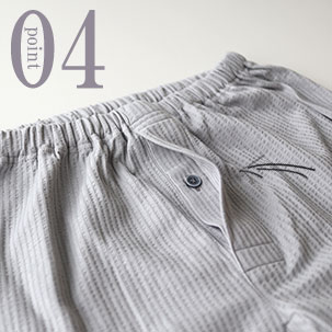 公共の場所にも安心、社会の窓つき