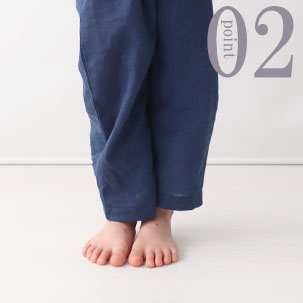 くるぶしが少し隠れる程度のすそ丈