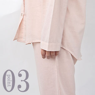 お尻が少し隠れる後ろすそ丈。シャツのスワローテールを採用