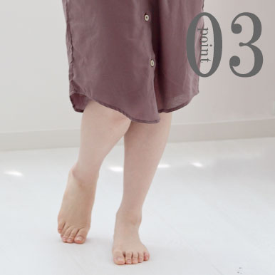 ひざが隠れるすそ丈、シャツのスワローテールを採用