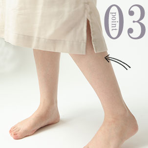 ひざが隠れるすそ丈、動きやすいサイドスリット