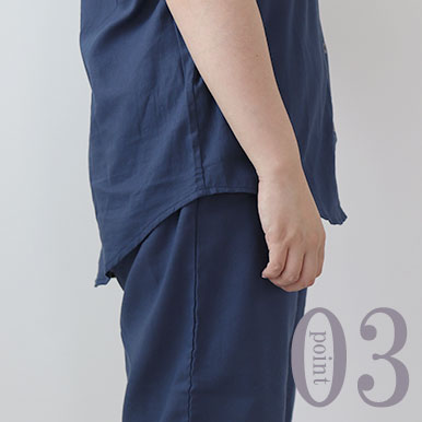 お尻が少し隠れる後ろすそ丈。シャツのスワローテールを採用