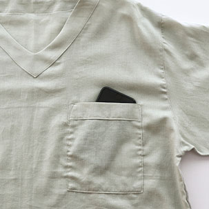 スマホも入る胸ポケットつき