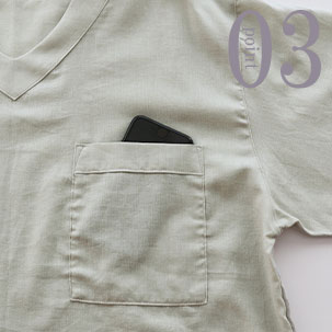 スマホも入る胸ポケットつき