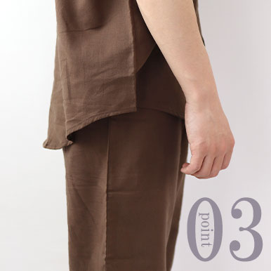 お尻が少し隠れる後ろすそ丈。シャツのスワローテールを採用