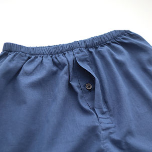 洋服に響かない薄さと丈感