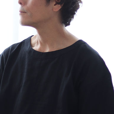 着やすいサイズ感の首周り