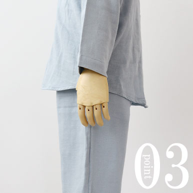 お尻が少し隠れる後ろすそ丈。シャツのスワローテールを採用