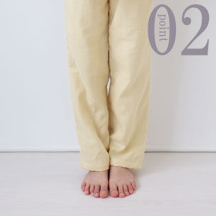 足のくるぶしが少し隠れる程度のすそ丈