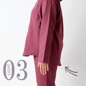 お尻が少し隠れる後ろすそ丈。シャツのスワローテールを採用