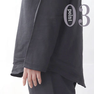 お尻が少し隠れる後ろすそ丈。シャツのスワローテールを採用