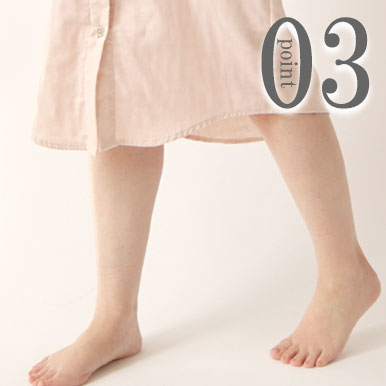 ひざが隠れるすそ丈、シャツのスワローテールを採用