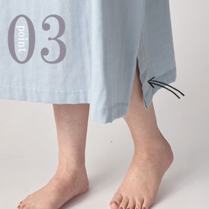 ひざが隠れるすそ丈、動きやすいサイドスリット