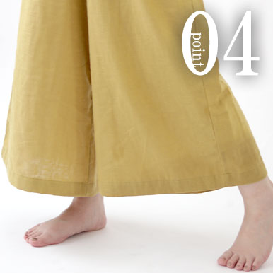 ゆとりのあるガウチョパンツは部屋着に最適