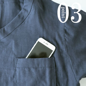 スマホも入る胸ポケットつき