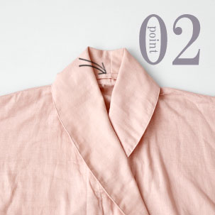 大きめ襟で小顔効果♪便利なハンガーループ付き