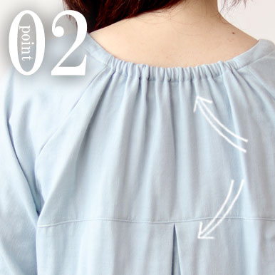 首後ろのゴムや背中のタックで後ろ姿もかわいいデザイン。動きやすくかぶりやすい