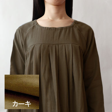 カーキ