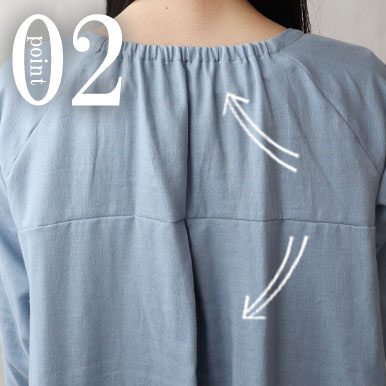 かぶりやすい首後ろのゴムや背中のタックで後ろ姿もかわいいデザイン。