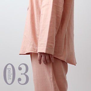 お尻が少し隠れる後ろすそ丈。シャツのスワローテールを採用