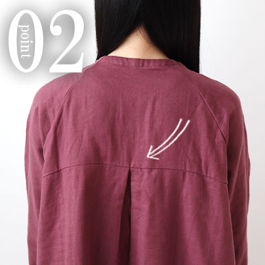 首回りにはゴムを入れず、背中のタックですっきりかわいく