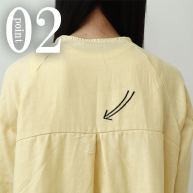 首回りにはゴムを入れず、背中のタックですっきりかわいく