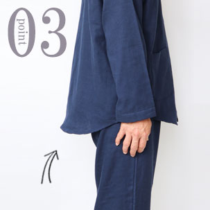 お尻が少し隠れる後ろすそ丈。シャツのスワローテールを採用