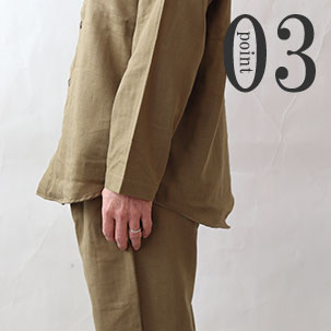 お尻が少し隠れる後ろすそ丈。シャツのスワローテールを採用