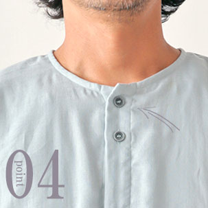 開き過ぎない首元。第2ボタン位置は、開けてもだらしなくない綺麗めデザインに