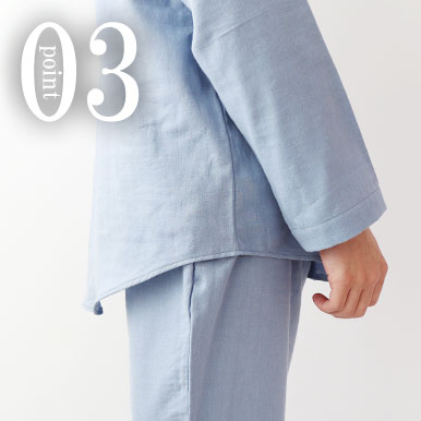 お尻が少し隠れる後ろすそ丈。シャツのスワローテールを採用