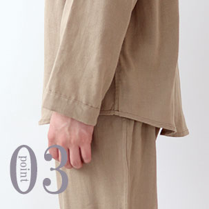 お尻が少し隠れる後ろすそ丈。シャツのスワローテールを採用