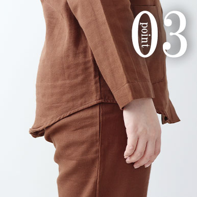 お尻が少し隠れる後ろすそ丈。シャツのスワローテールを採用