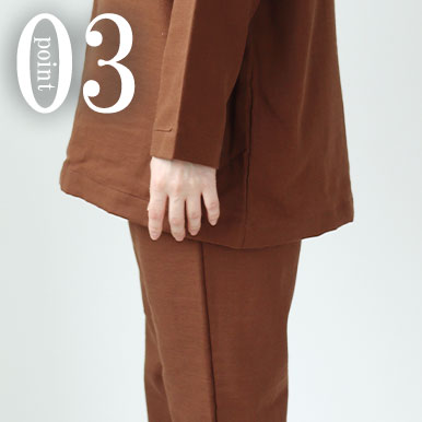 お尻が少し隠れる後ろすそ丈。シャツのスワローテールを採用