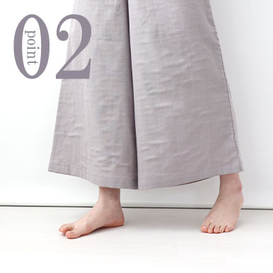 ゆとりのあるガウチョパンツは部屋着に最適