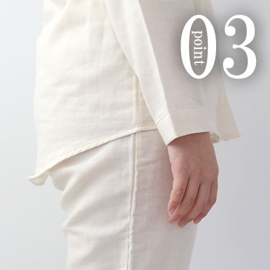 お尻が少し隠れる後ろすそ丈。シャツのスワローテールを採用