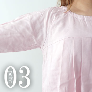 お尻が少し隠れる後ろすそ丈。シャツのスワローテールを採用