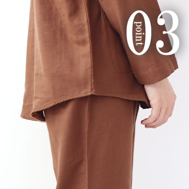 お尻が少し隠れる後ろすそ丈。シャツのスワローテールを採用