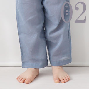 くるぶしが少し隠れる程度のすそ丈