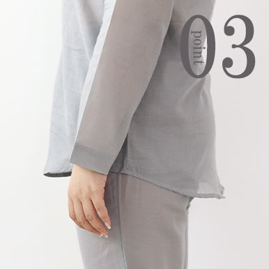 お尻が少し隠れる後ろすそ丈。シャツのスワローテールを採用