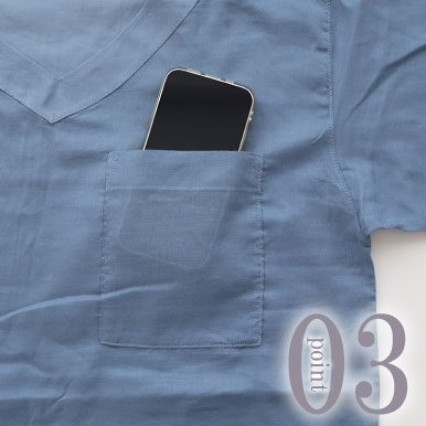 スマホも入る胸ポケットつき