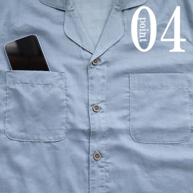 スマホも入る両胸ポケットつき